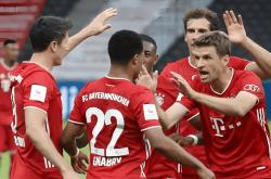 LOL赛事-奥格斯堡队球员集体动员逆袭，德甲惊险胜出