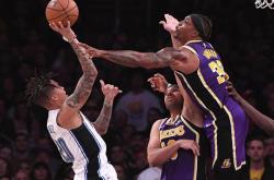 LOL赛事-冠军杯对决中一支队伍全面压制对手