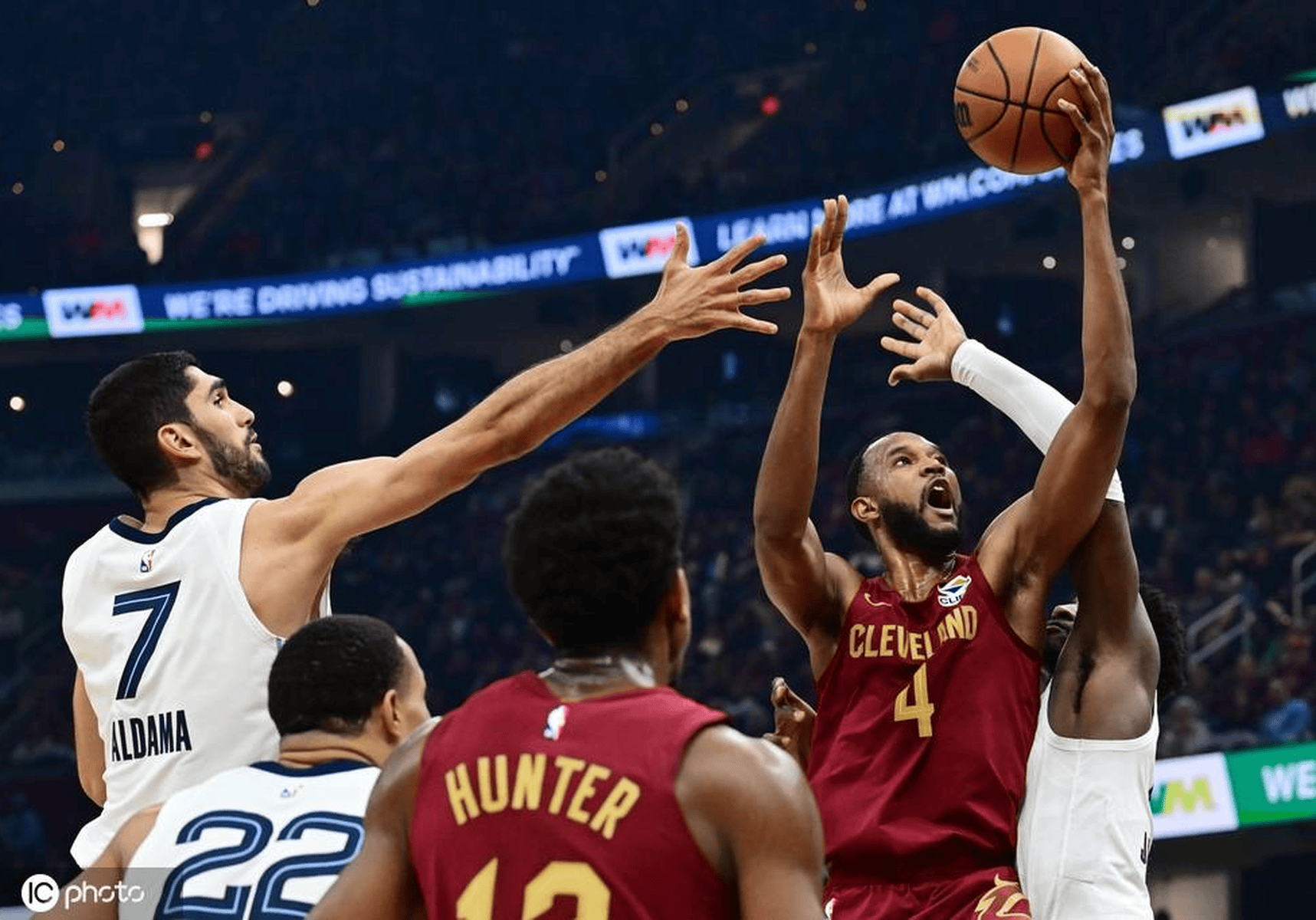 灰熊队逆转对手，主场取得胜利