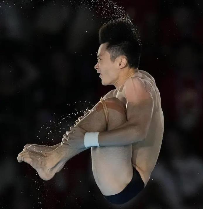 中国运动员李晨在男子跳水比赛中摘得金牌