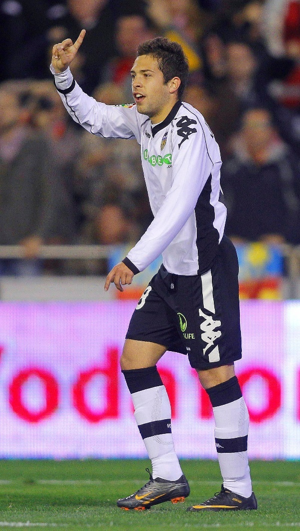 瓦伦西亚球员技术娴熟，连续过人突破至前场的简单介绍