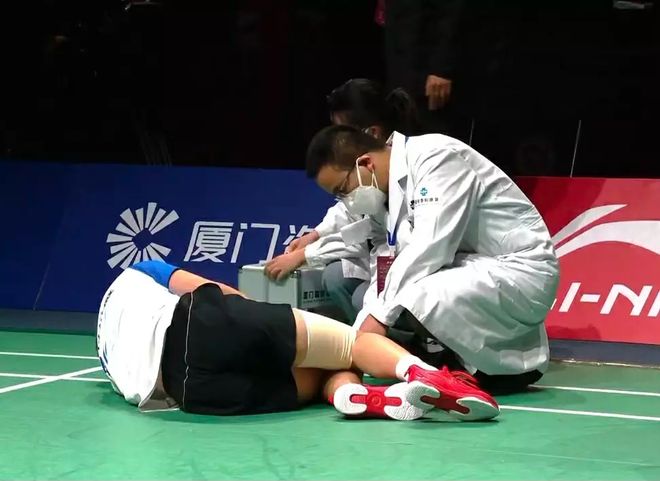 羽毛球明星选手受伤退赛,引发热议 羽毛球明星选手受伤退赛,引发热议