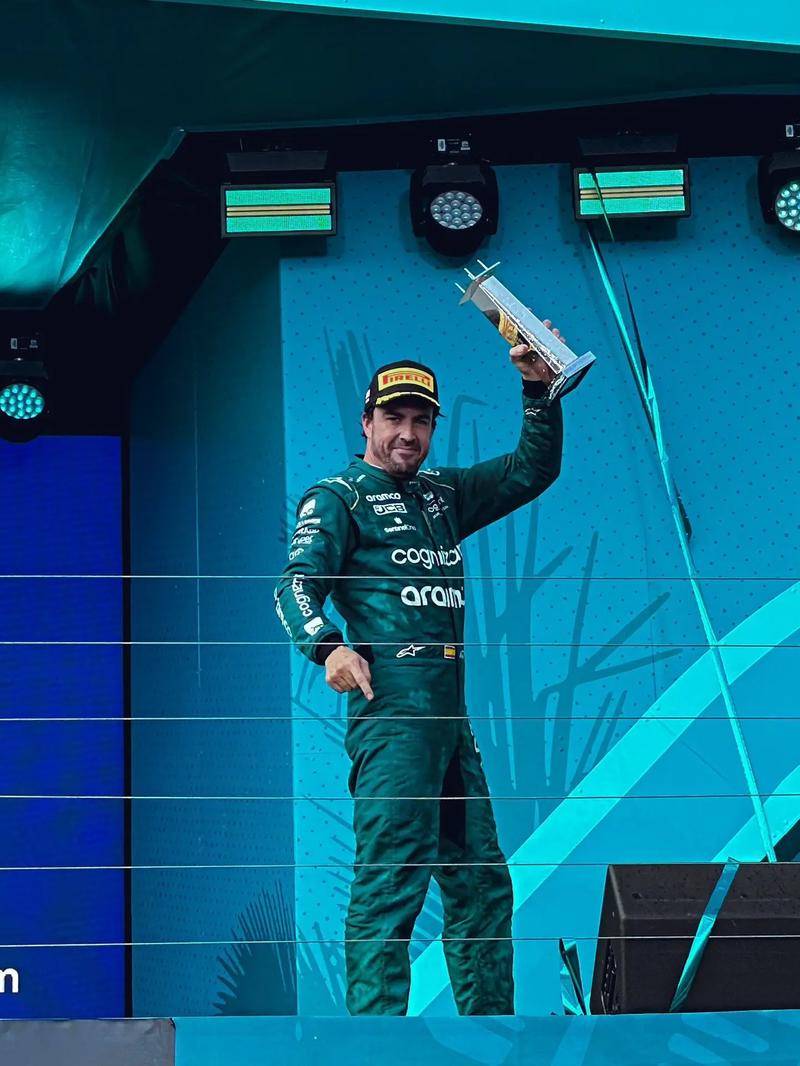 红牛车队翻盘雷诺车队，阿隆索扛起全队