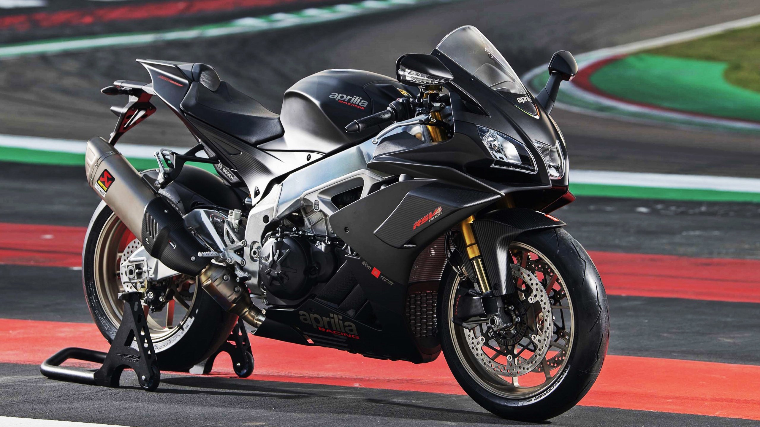 巴黎夜雨中的红蓝之刃,当莱奥刺穿法兰西铁幕,诺坎普找回遗失的基因